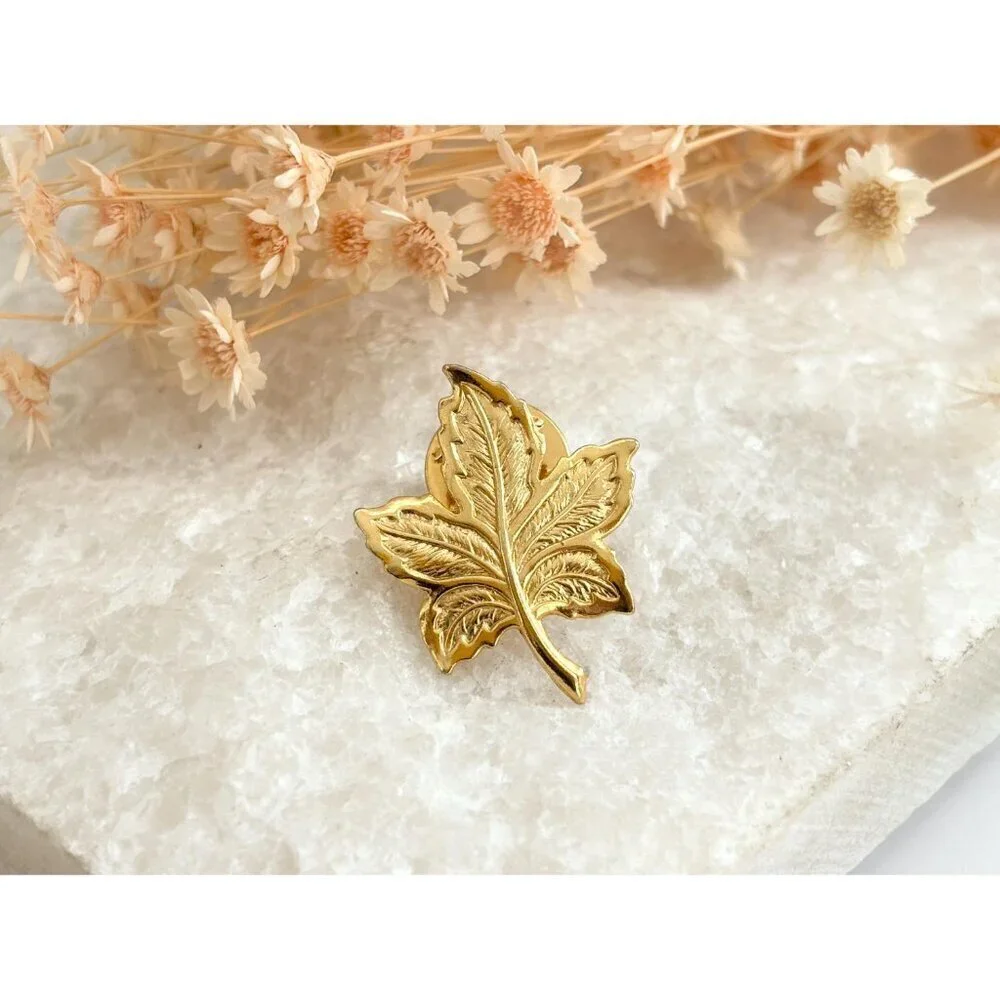 Leaf Shaped Textured Gold Toned Vintage Cute Costume Jewelry Brooch | Lapel Pin